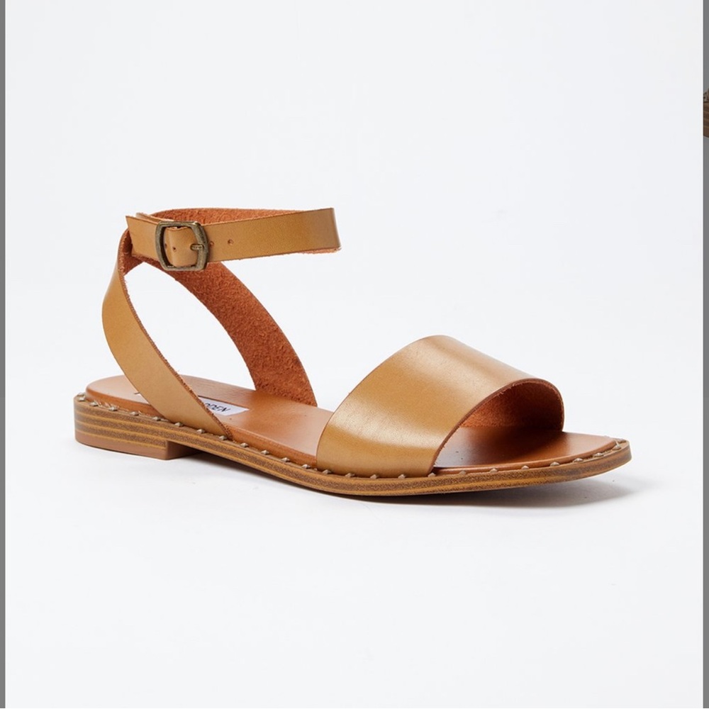 Steve Madden Deedy Flat Sandal in Tan
